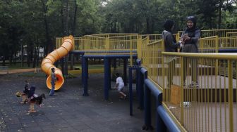 Sejumlah anak bermain di Taman Puring, Jakarta, Rabu (20/4/2022). [Suara.com/Angga Budhiyanto]