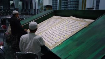 Melihat Lebih Dekat Tradisi Tadarus Al Quran Raksasa di Banyuwangi
