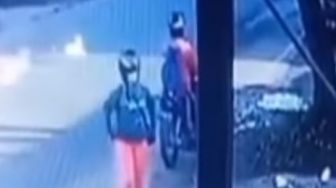 Duh! Emak-emak Maling HP di Kendaraan Orang, Suami dan Anak Tunggu di Motor