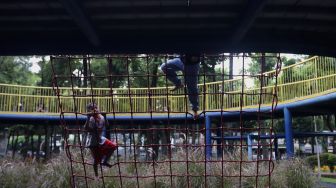 Dua orang anak bermain di Taman Puring, Jakarta, Rabu (20/4/2022). [Suara.com/Angga Budhiyanto]