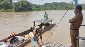 Warga Enam Desa di Aceh Timur 'Terisolasi' Karena Rakit Penyeberangan Rusak, Kapan Jembatan Dibangun?