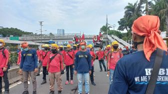 Tiba di Depan Gedung DPR Usai Longmarch, Massa GEBRAK: Kami di Sini Menuntut Atas Jiwa Rakyat Tertindas!