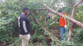 Pelajar SMP Surabaya Hilang 45 Hari, Saat Ditemukan Jasadnya Sudah Rusak Menggantung di Pohon