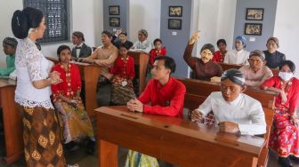 Siswa Sekolah Darurat Kartini mengunjungi ruang Kartini di Museum Kebangkitan Nasional, Jakarta Pusat, Kamis (21/4/2022). [Suara.com/Alfian Winanto]
