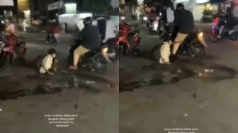 Diduga Pengemis Pura-pura Lumpuh, Pria Ini Langsung Bisa Jalan saat Dijemput Naik Motor