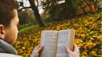 4 Manfaat yang Diperoleh Jika Gemar Membaca Buku