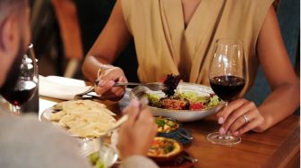 Kencan Pertama dengan Pria Berseragam Disuruh Talangi Bayar Makanan, Wanita Ini Curhat di Medsos