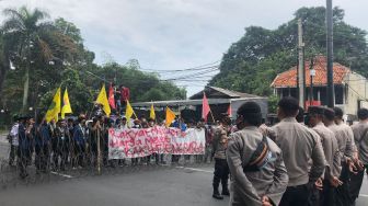 Demo Cipayung Plus 21 April, Polisi Tutup Jalan Menuju Istana Bogor, Mahasiswa: Copot Menteri Yang Buat Gaduh