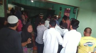 Tangis Keluarga Pecah Sambut Kedatangan Jenazah Korban Geng Motor di Medan, Sang Anak: Ayah Mana, Ayah Mana?