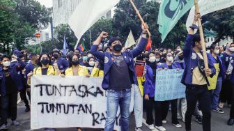 Massa aksi yang tergabung dalam Badan Eksekutif Mahasiswa Seluruh Indonesia (BEM SI) menggelar aksi unjuk rasa di Kawasan Patung Kuda, Jakarta Pusat DPR RI, Jakarta, Kamis (22/4/2022). [Suara.com/Alfian Winanto]
