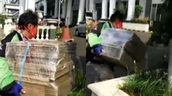 Viral Driver Ojol Jalan Angkut Kardus Berat Pesanan Pelanggan di Perkantoran, Diduga Motor Dilarang Masuk