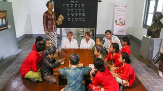 Siswa Sekolah Darurat Kartini mengunjungi ruang Kartini di Museum Kebangkitan Nasional, Jakarta Pusat, Kamis (21/4/2022). [Suara.com/Alfian Winanto]
