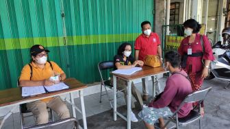 Terjaring Razia di Denpasar, 24 Orang yang Tidak Pakai Masker Ini Disanksi Lafakan Pancasila Dan Nyanyi
