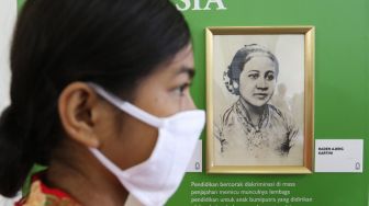 Siswa Sekolah Darurat Kartini mengunjungi ruang Kartini di Museum Kebangkitan Nasional, Jakarta Pusat, Kamis (21/4/2022). [Suara.com/Alfian Winanto]
