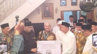 Datang Jelang Buka Puasa, Airlangga Hartarto Bawa Oleh-oleh Ini untuk Santri Pondok Pesantren Cipasung