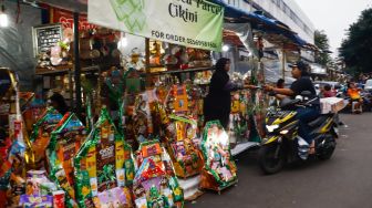 Warga membeli parcel lebaran di Pasar Kembang Cikini, Jakarta Pusat, Kamis (21/4/2022). [Suara.com/Alfian Winanto]