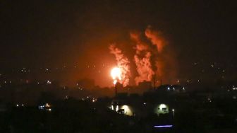 Api dan asap membubung selama serangan udara Isarel di jalur Gaza tengah, Kamis (21/4). [AFP Photo]