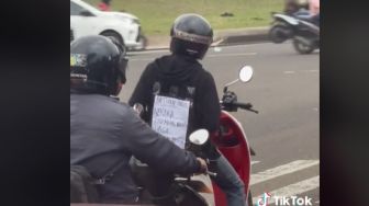 Viral Pemotor Honda Scoopy Joget-Joget di Jalan Jadi Sorotan, Tulisan di Punggung Bikin Publik Salut