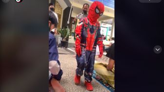 Bocah Salat Jumat Pakai Baju Spiderman, Warganet: Alhamdulillah Spiderman Hijrah
