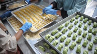 Pekerja menyelesaikan produksi kue kering di Pabrik Kue J&C Cookies, Cimenyan, Kabupaten Bandung, Jawa Barat, Kamis (21/4/2022).  ANTARA FOTO/Raisan Al Farisi