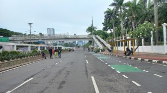 Massa 21 April Mulai Berdatangan Geruduk Gedung DPR, Jalan Gatot Subroto Arah ke Slipi Ditutup