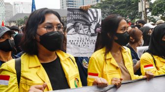 Massa aksi yang tergabung dalam Badan Eksekutif Mahasiswa Seluruh Indonesia (BEM SI) menggelar aksi unjuk rasa di Kawasan Patung Kuda, Jakarta Pusat DPR RI, Jakarta, Kamis (22/4/2022). [Suara.com/Alfian Winanto]
