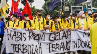 Massa aksi yang tergabung dalam Badan Eksekutif Mahasiswa Seluruh Indonesia (BEM SI) menggelar aksi unjuk rasa di Kawasan Patung Kuda, Jakarta Pusat DPR RI, Jakarta, Kamis (22/4/2022). [Suara.com/Alfian Winanto]
