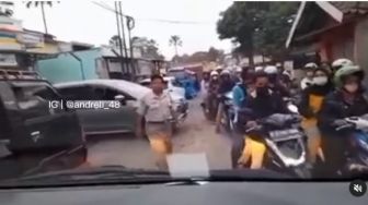 Viral Video Oknum ASN Halangi Mobil Ambulans Lewat dan Marah ke Sopir, Ujung-Ujungnya Bikin Klarifikasi