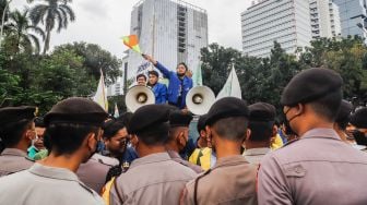 Massa aksi yang tergabung dalam Badan Eksekutif Mahasiswa Seluruh Indonesia (BEM SI) menggelar aksi unjuk rasa di Kawasan Patung Kuda, Jakarta Pusat DPR RI, Jakarta, Kamis (22/4/2022). [Suara.com/Alfian Winanto]
