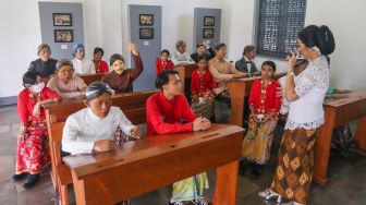 Siswa Sekolah Darurat Kartini mengunjungi ruang Kartini di Museum Kebangkitan Nasional, Jakarta Pusat, Kamis (21/4/2022). [Suara.com/Alfian Winanto]
