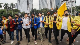 Massa aksi yang tergabung dalam Badan Eksekutif Mahasiswa Seluruh Indonesia (BEM SI) menggelar aksi unjuk rasa di Kawasan Patung Kuda, Jakarta Pusat DPR RI, Jakarta, Kamis (22/4/2022). [Suara.com/Alfian Winanto]
