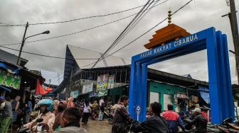 Jokowi Blusukan ke Pasar Cisarua, PKL dan Emak-Emak Harus di Swab