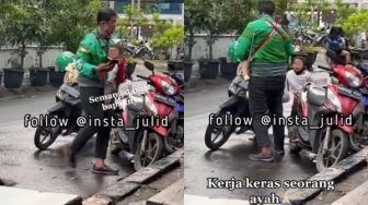 Momong Dua Anak Sambil Kerja Ambil Orderan, Driver Ojol Ini Bikin Publik Terharu