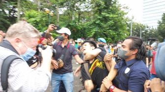 Masih Ditahan Polres Jakpus, Mahasiswa Demonstran 21 April Ternyata Diancam Dibunuh saat Dipiting Polisi