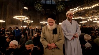 Pelaksanaan shalat tarawih berjamaah pertama yang dihadiri ratusan wisatawan dan warga lokal di Hagia Sophia, Istanbul, Turki, Kamis (21/4/2022) malam waktu setempat.  [AFP/Photo]