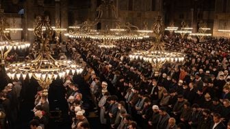 Pelaksanaan shalat tarawih berjamaah pertama yang dihadiri ratusan wisatawan dan warga lokal di Hagia Sophia, Istanbul, Turki, Kamis (21/4/2022) malam waktu setempat.  [AFP/Photo]