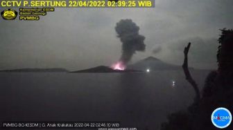 Jelang Sahur Gunung Anak Krakatau Meletus, Kolom Abu Capai 1.500 Meter
