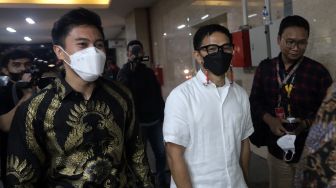 Penyanyi Herman Josis Mokalu alias Yosi Project Pop bergegas usai menjalani pemeriksaan di Bareskrim Polri, Jakarta, Jumat (22/4/2022). [Suara.com/Angga Budhiyanto]