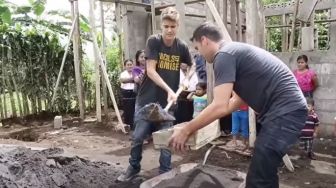 Bukan Editan, Viral Video Justin Bieber Jadi Kuli: Ngayak Pasir hingga Ngaduk Semen