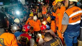 Puslabfor Surabaya Turun Tangan Ambil Sampel Bangunan Alfamart Ambruk di Gambut