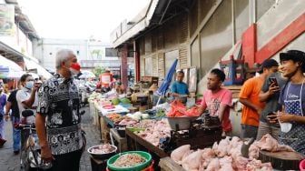 Sidak Pasar, Ganjar Pastikan Suplai Minyak Goreng dan Harga Sembako Aman