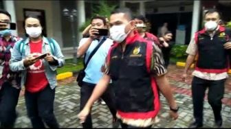 Kejati Banten Geledah Kantor Bapenda Banten, Empat Orang Tersangka Ditahan