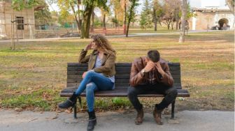 5 Tanda Pasanganmu Sudah Bosan Dengan Hubungan Kalian, Sadari Sedari Awal