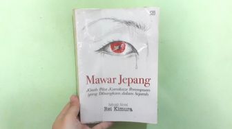 Ulasan Novel Mawar Jepang: Seorang Gadis yang Rela Mati Demi Bangsanya