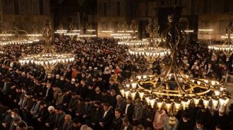 Pelaksanaan shalat tarawih berjamaah pertama yang dihadiri ratusan wisatawan dan warga lokal di Hagia Sophia, Istanbul, Turki, Kamis (21/4/2022) malam waktu setempat.  [AFP/Photo]