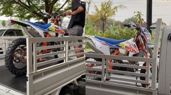 Viral Ibu Belikan Anak Motor Harga Ratusan Juta Cash: Outfit Sederhana, Uang Luar Biasa!