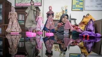 Perajin menyelesaikan pembuatan boneka barbie berbusaha hijab di Keprabon, Solo, Jawa Tengah, Jumat (22/4/2022).  ANTARA FOTO/Mohammad Ayudha