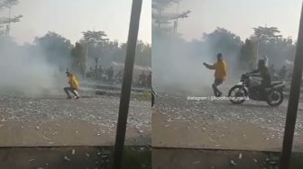 Main Petasan di Tengah Jalan, Seorang Pemuda Berakhir Tertabrak Motor, Warganet: Karma yang Terlalu Instan