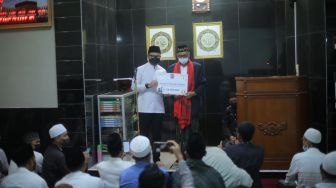 Bima Arya Tarling Sambil Bagikan Bantuan dan Kartu BPJS Ketenagakerjaan