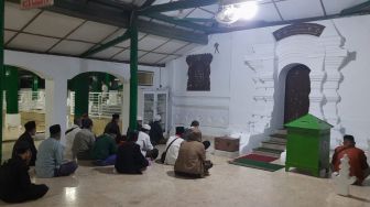 Berburu Malam Lailatul Qadar di Masjid Agung Banten, Warga Jalani Dzikir, Ziarah Hingga Salat Malam